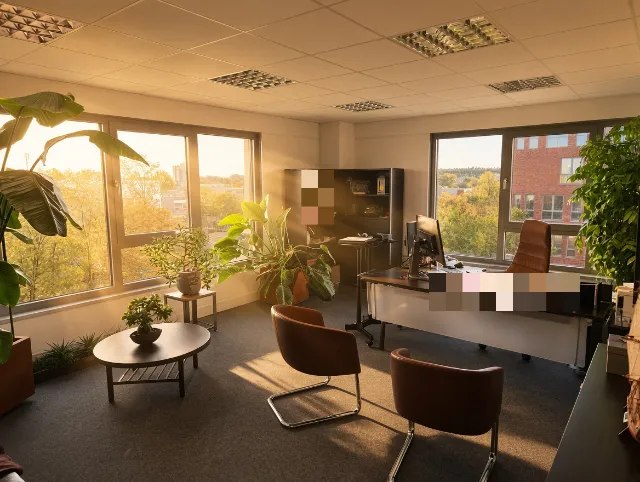 Helles Eckbüro mit Schreibtisch, Sitzecke mit rundem Tisch und vielen Pflanzen
